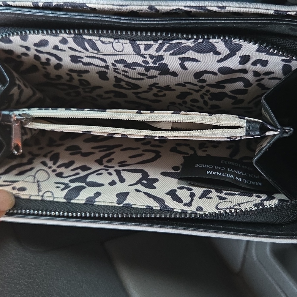 Jessica Simpson Gray Women's Wallet (NEW NO TAG). - Picture 2 of 2